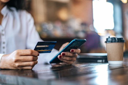 Waren-per-Kreditkarte-durch-Smartphone-Coffee-Shop-bezahlen